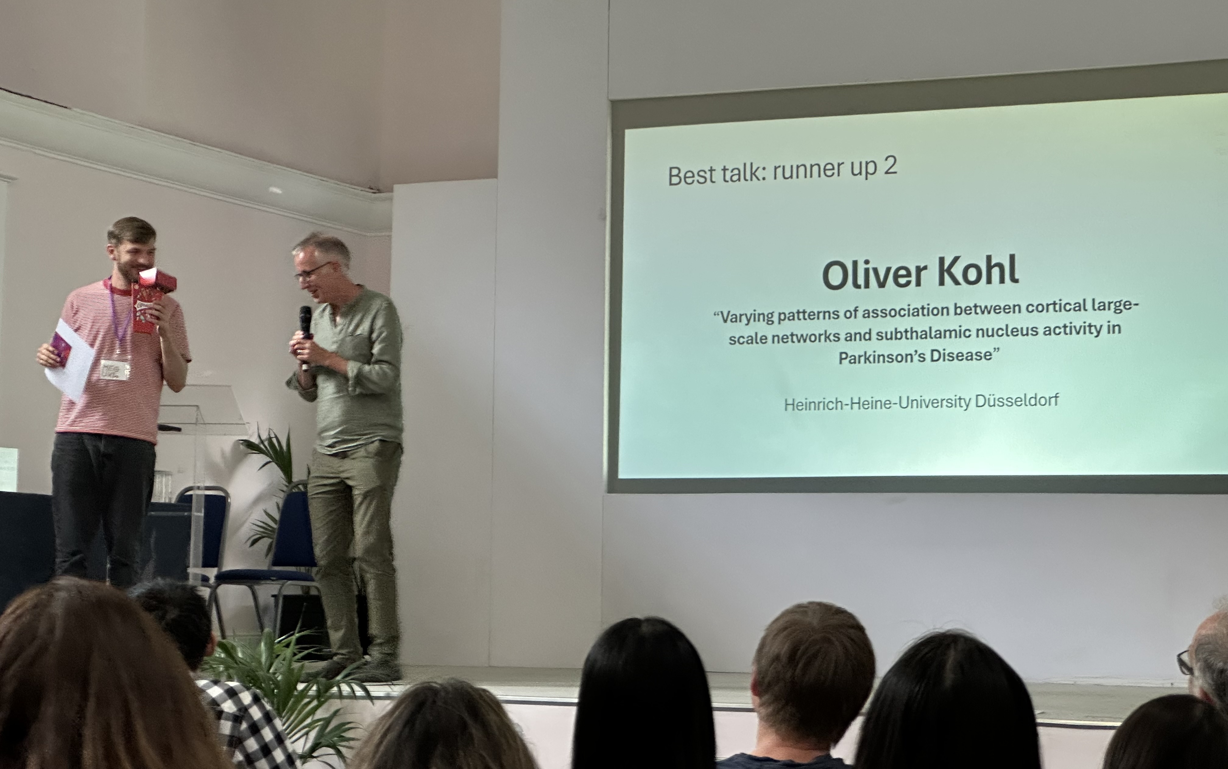 Oliver receiving the price: runner up 2 for best talk.